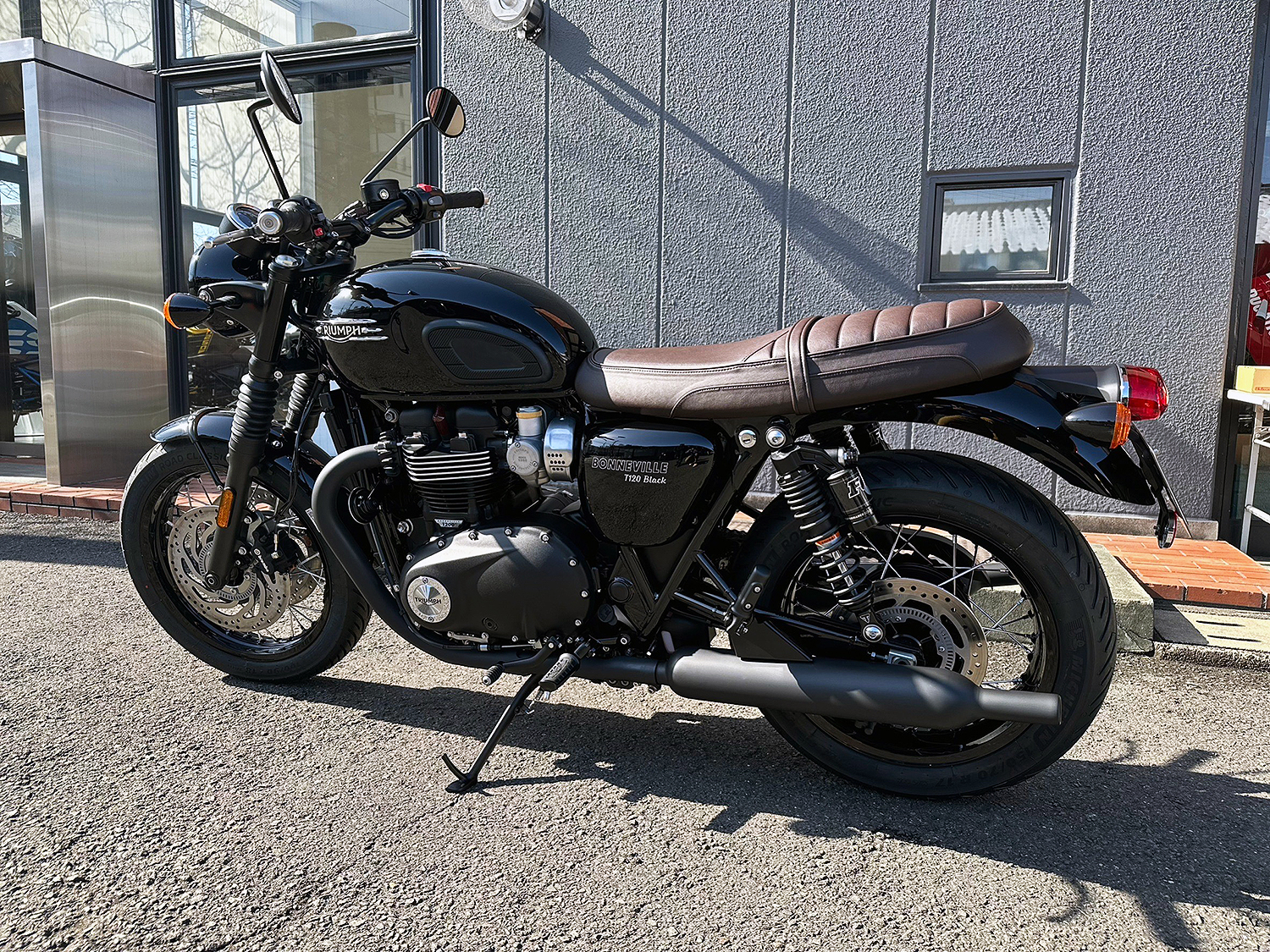 トライアンフ ボンネビル T120 BLACK】