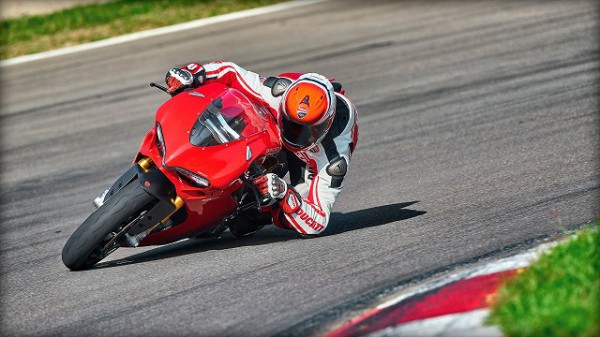 5-SBK-1299-Panigale-S_2015_Amb-07_1920x1080.mediagallery_output_image_[1920x1080]