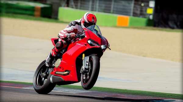 SBK-1299-Panigale-S_2015_Amb-01_1920x1080.mediagallery_output_image_[1920x1080]