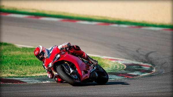 SBK-1299-Panigale-S_2015_Amb-05_1920x1080.mediagallery_output_image_[1920x1080]