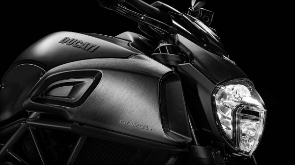 5-Diavel-Dark_2014_Studio_MB_Dett-Faro-01_1920x1080.mediagallery_output_image_[1920x1080] のコピー