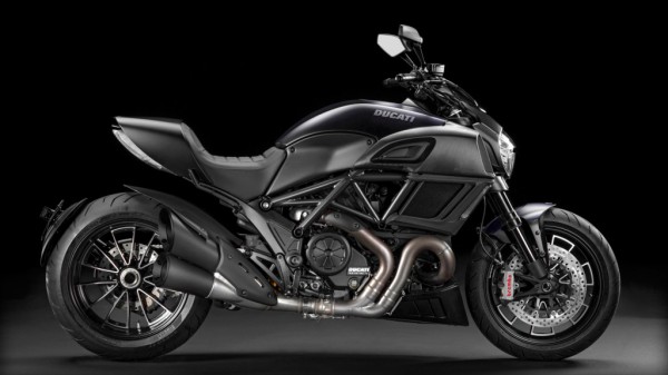 Diavel-Dark_2014_Studio_MB_C01_1920x1080.mediagallery_output_image_[1920x1080]