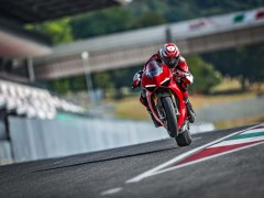 2018-Ducati-Panigale-V4-S-24